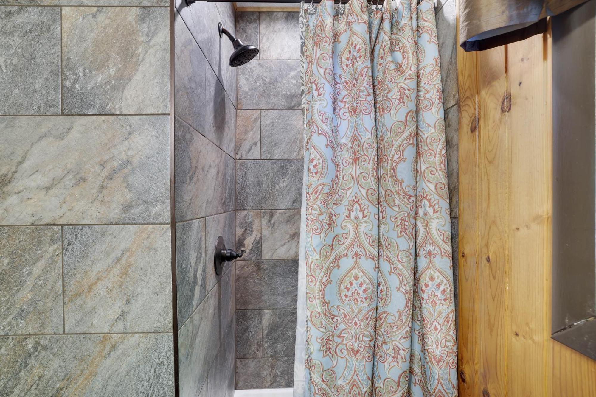 Chalet Renovated Near Casino, Camelback , Kalahari 4Bdrms Firepit Hot Tub Game Room Tobyhanna Экстерьер фото