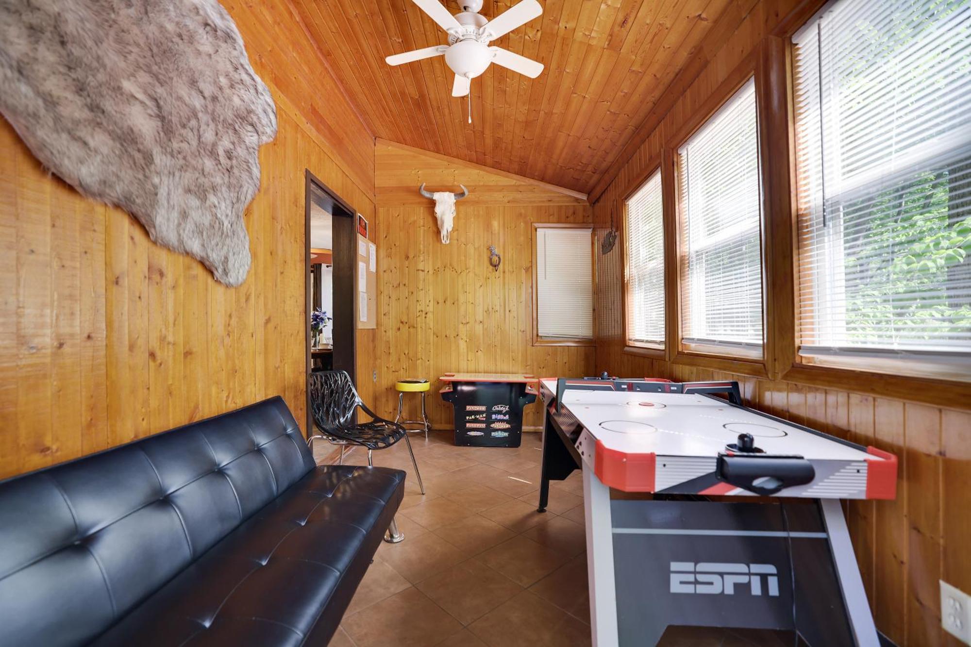 Chalet Renovated Near Casino, Camelback , Kalahari 4Bdrms Firepit Hot Tub Game Room Tobyhanna Экстерьер фото